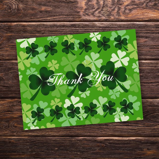 Cartão Postal Shamrock Obrigado (Shamrock Thank You Postcard.  Shamrock design with green shade.  Four Leaf Clover background.)