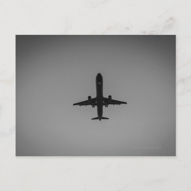 Cartão Postal Silhouetted aircraft landing (Frente)