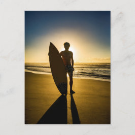 Cartão Postal Silhueta de surfe durante o nascer do sol