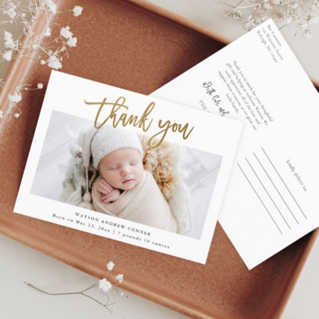Cartão Postal Simples Fotografia de Bebê em Script Dourado Obrig (Elegant and modern script gold thank you baby photo thank you card and birth announcement.)