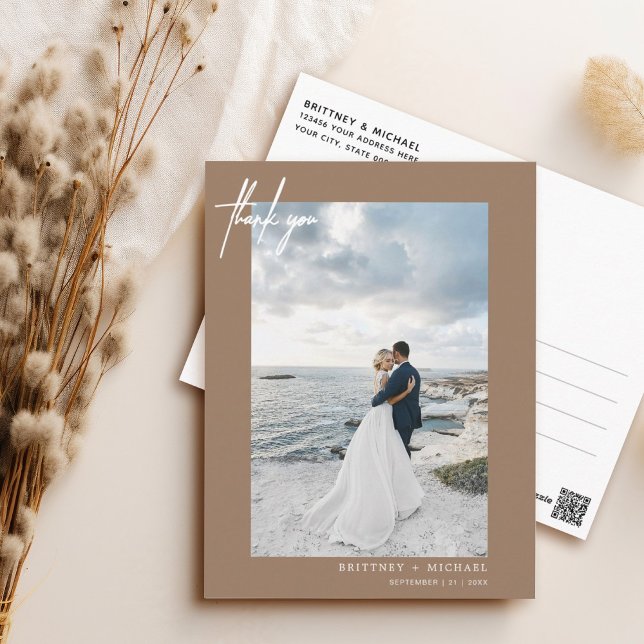 Cartão Postal Simples Letra-Mão Tan Obrigado (Elegant hand lettered thank you wedding postcard with a minimalistic design perfect for any couple.)