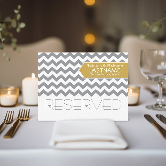 Cartão Postal Sinal de Mesa RESERVADA de Casamento Chevron Moder (Mod Chevron Gold Grey reserved wedding table sign)