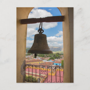 Cartão Postal Sino em uma torre de igreja, Cuba
