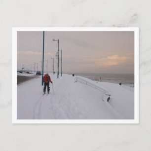 Cartão Postal Skier perto da praia