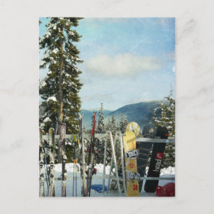 Cartão Postal Skis e Snowboards no Topo da Montanha