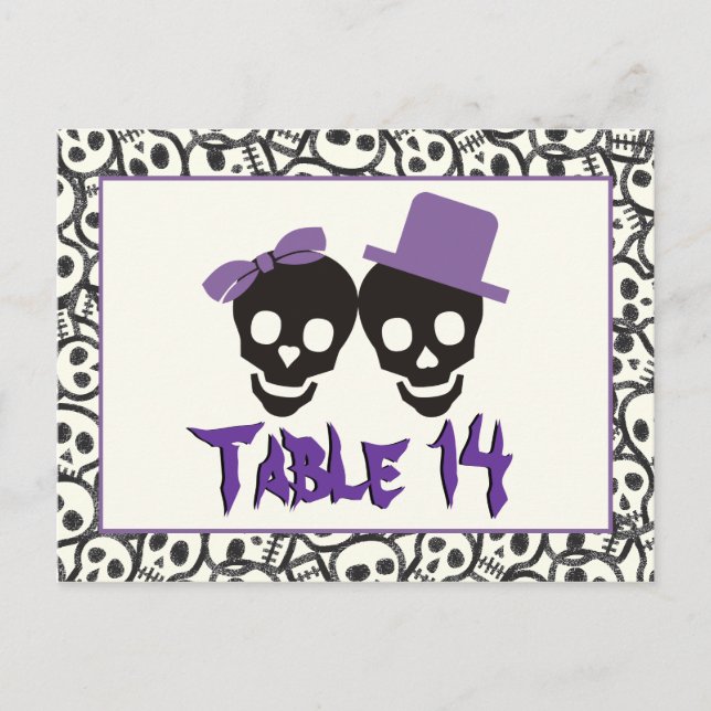 Cartão Postal Skulls Halloween - mesa de casamento roxa (Frente)