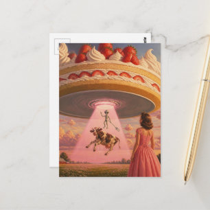 Cartão Postal Sobremesa de Morango UFO Vaca e Mulher Alien em Ro