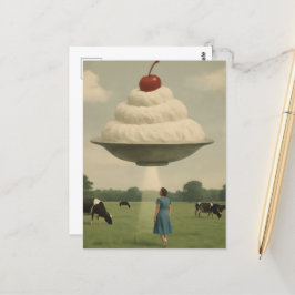 Cartão Postal Sobremesa de OVNI surreal em uma pastagem de latic