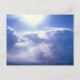 Cartão Postal Sol brilhando através de nuvens