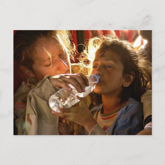 Cartão Postal Soldado ajudando uma criança refugiada (Frente)