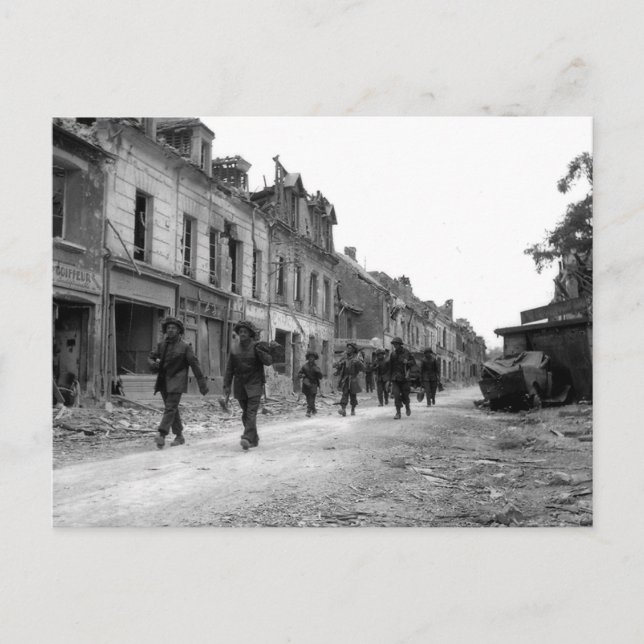 Cartão Postal Soldados em Caen (Frente)