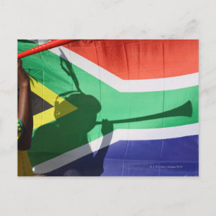 Cartão Postal Sombra do apoiante do futebol que sopra vuvuzela,