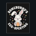 Cartão Postal Somebunnys Egg-specting Pregnancy Announcement |<br><div class="desc">Hop into the season with this adorable "Somebunny's Egg-specting" design! Perfect for a spring pregnancy announcement, this charming illustration features a sweet bunny silhouette, pastel Easter eggs, and festive spring florals. Whether you are creating a digital social media reveal, a custom t-shirt for Easter brunch, or a memorable keepsake card...</div>