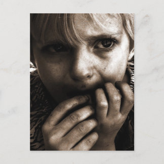 Cartão Postal Sozinha