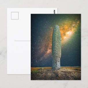 Cartão Postal Stone em pé ou Menhir com céu noturno Via Látea