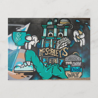 Cartão Postal Streetart: grafite de café irlandês engraçado e lo