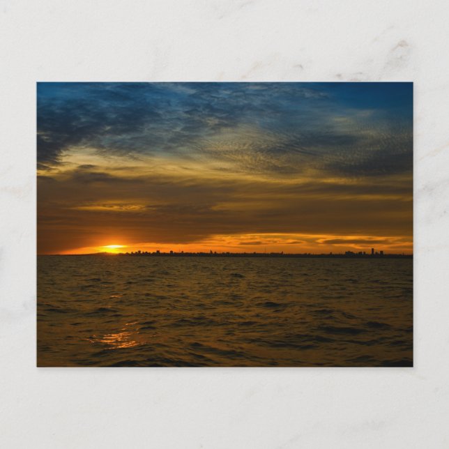 Cartão Postal Sun que estabelece atrás da cidade (Frente)