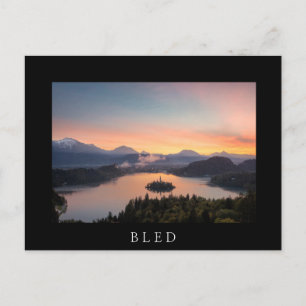 Cartão Postal Sunrise sobre o lago Bled - Cartaz preto