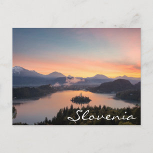 Cartão Postal Sunrise sobre o lago Bled, o texto da Eslovênia