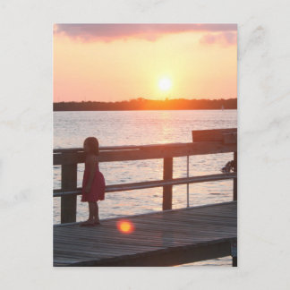 Cartão Postal Sunset atrás das docas na Flórida com garotinha