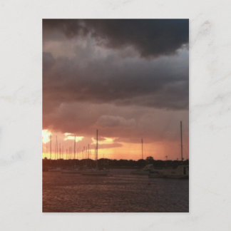 Cartão Postal Sunset e Boats no Imagem da Água