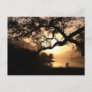 Cartão Postal Sunset escocês através de um Loch