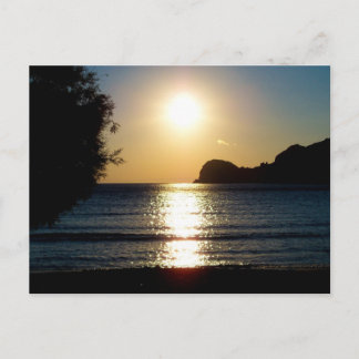 Cartão Postal Sunset na praia em Syros