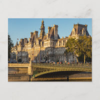 Sunset over Hotel de Ville em Paris, França
