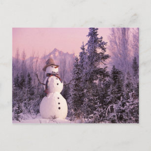 Cartão Postal Sunset Snowman nas montanhas de inverno