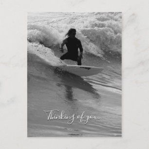 Cartão Postal Surfando As Ondas Pensando Em Escala De Cinza De V