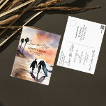 Cartão Postal Surge o casal na cor d'água do pôr do sol salvar a<br><div class="desc">Surfista casal com pranchas na cor d'água do pôr do sol Salve o cartão postal da data. Esquema de paisagem da Watercolor California para salvar o convite de data.</div>