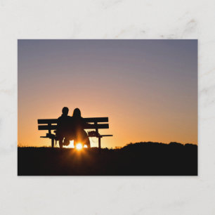 Cartão Postal Tema de Amor, Um Casal Senta Em Um Banco Enquanto 