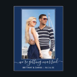 Cartão Postal Tendência de Casar Marinho Azul Salvar Data<br><div class="desc">Casal de Script de Tendy Calliografia Moderna Foto de Tendy que estamos nos casando Salve o Cartão-Postal de Anúncio do Noivado de Data - Azul Marinho</div>