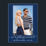 Cartão Postal Tendência de Casar Marinho Azul Salvar Data<br><div class="desc">Casal de Script de Tendy Calliografia Moderna Foto de Tendy que estamos nos casando Salve o Cartão-Postal de Anúncio do Noivado de Data - Azul Marinho</div>