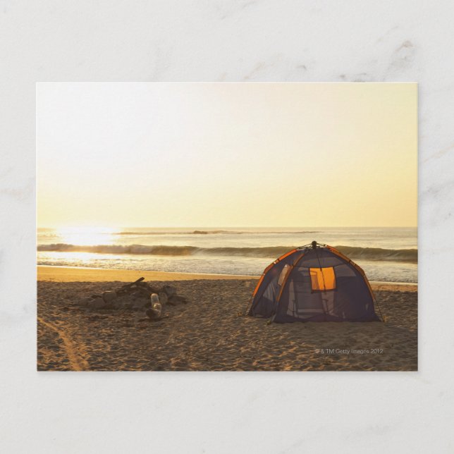 Cartão Postal Tent e queimou Campfire na praia. (Frente)