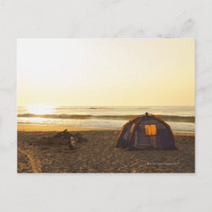 Cartão Postal Tent e queimou Campfire na praia.