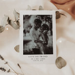 Cartão Postal Texto e Foto Elegante Simples | Casamento Obrigado<br><div class="desc">Este obrigado de casamento minimalista e elegante que vocês postais apresentam um texto preto moderno sobre um fundo branco limpo,  com sua foto pessoal. Uma aparência simples e na moda.</div>