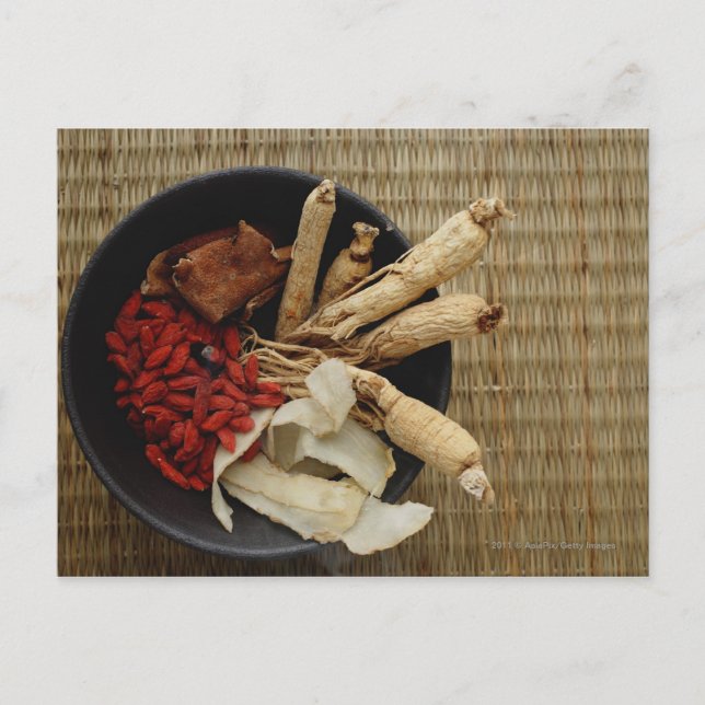 Cartão Postal Tigela cheia de ervas medicinais chinesas (Frente)