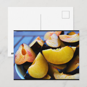 Cartão Postal Tigela de Fruta de Ameixa Fatiada