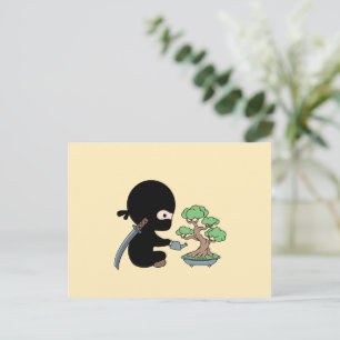 Cartão Postal Tiny Ninja cuidando da árvore Bonsai em amarelo