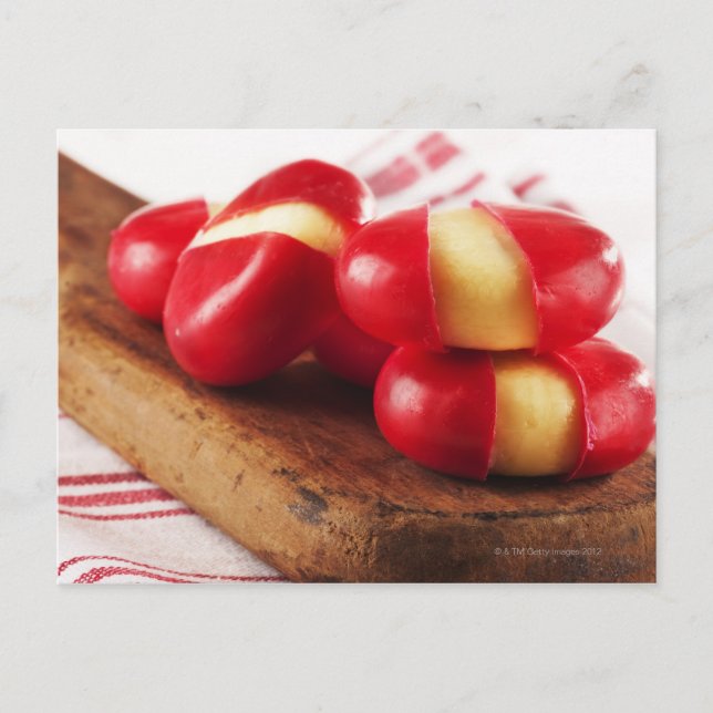 Cartão Postal Toalha de chá listrada vermelha no fundo (Frente)