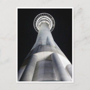 Cartão Postal torre alta no céu