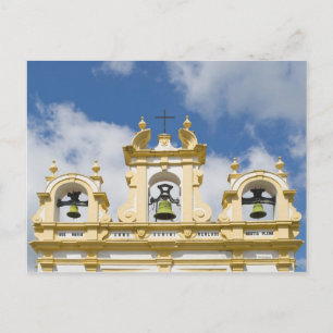 Cartão Postal Torre do sino da igreja na aldeia montanhosa de Za