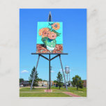 Cartão Postal Trabalho de arte do Giant Van Gogh, Girassóis, Goo<br><div class="desc">"Trabalho de arte e Torre de Água do Girassol Van Gogh, Goodland, Kansas", por Catherine Sherman. Duas estruturas altas acolhem visitantes para Goodland, Kansas. Uma é uma reprodução gigante de uma das pinturas do Sunflower de Vincent Van Gogh: a outra é uma torre de água com o nome da cidade....</div>
