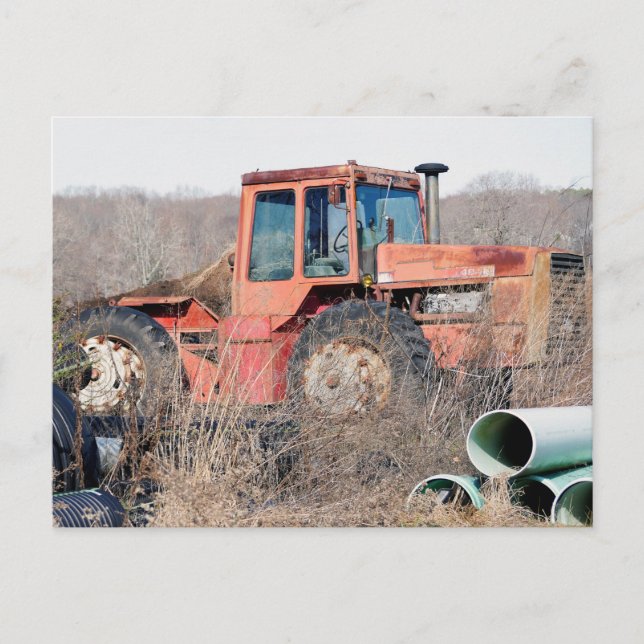 Cartão Postal Trator vermelho grande velho abandonado que oxida (Frente)