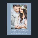 Cartão Postal Trendy Casando com Azul Empoeirado Salve a Data<br><div class="desc">Casal de Script de Tendy Calliografia Moderna Foto de Tendy que estamos nos casando Salve o Cartão-Postal de Anúncio do Noivado de Data - Azul Dusty</div>