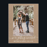 Cartão Postal Trendy Casando Kraft Salve A Data<br><div class="desc">Foto do Casal de Script de Tendy Calliografia Moderna que estamos nos casando Salve o Noivado de Data Anúncio Kraft Cartão-postal</div>