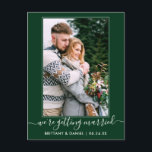 Cartão Postal Trendy Green Casando-Se Salvar A Data<br><div class="desc">Foto do Casal de Script de Tendy Calliografia Moderna que estamos nos casando Salve o Cartão-Postal de Anúncio do Noivado de Data - Verde Floresta</div>