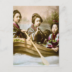 Cartão Postal Três Geisha em um Slide de Vidro Vintage em Barco