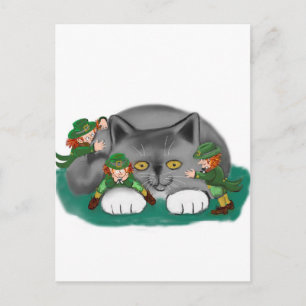 Cartão Postal Três Leprechauns e um Kitten são Amigos